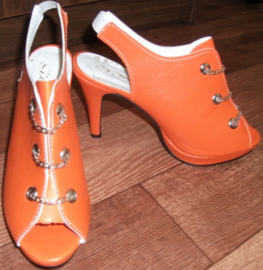 Oranžiniai sandalai