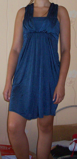 tamsiai mėlyna suknelė