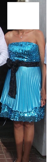 daili mėlyna suknelė su bantuku.