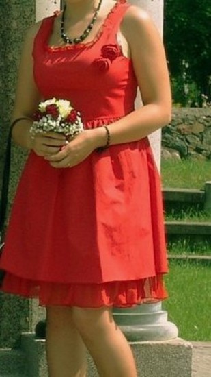 graži puošni raudona suknelė