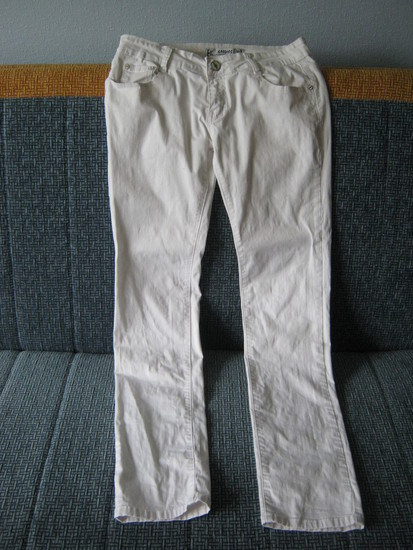 baltos kelnės-džinsai