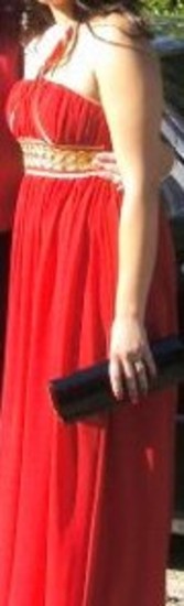 nuostabi raudona progine suknele