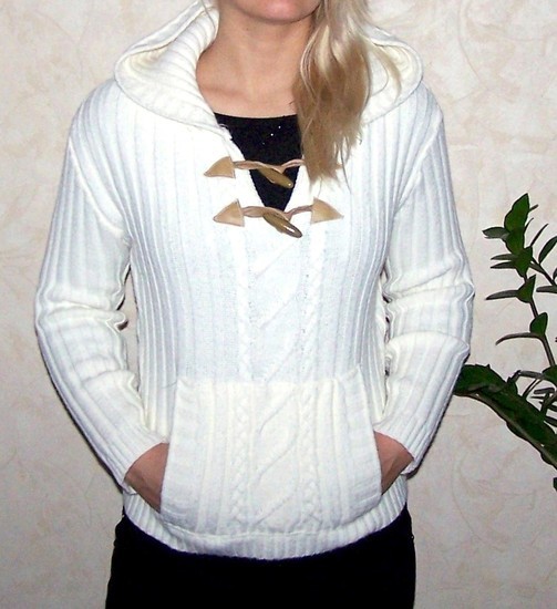 Madingas ir šiltas gritinėlės spalvos megztinis