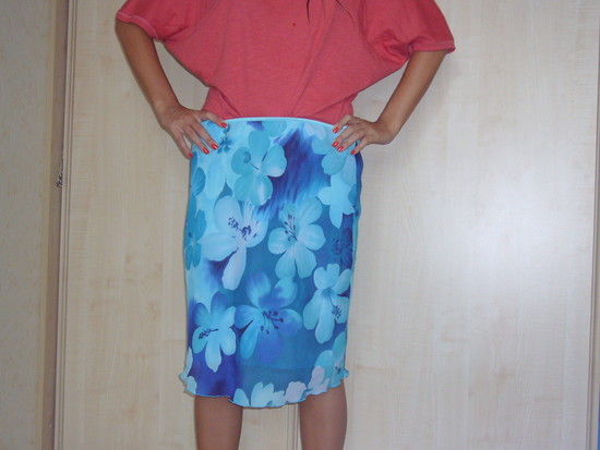 mėlynas gėlėtas sijonas