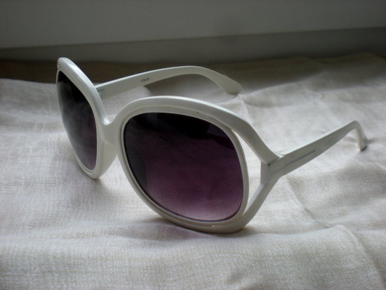 Balti akiniai