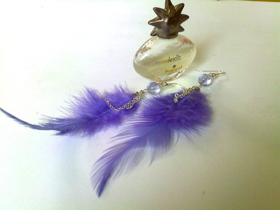 violetiniu plunksnu auskarai