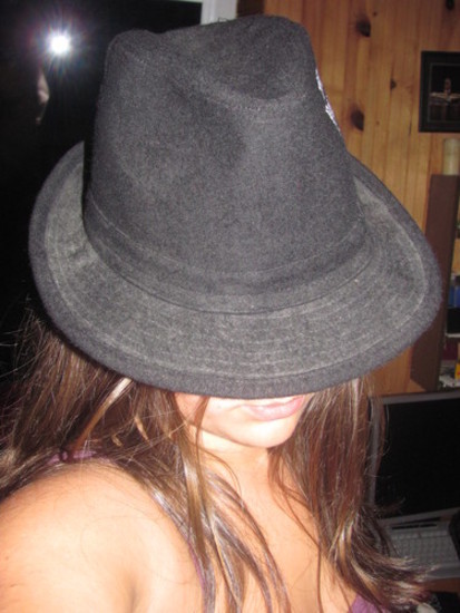 juoda skrybėlė