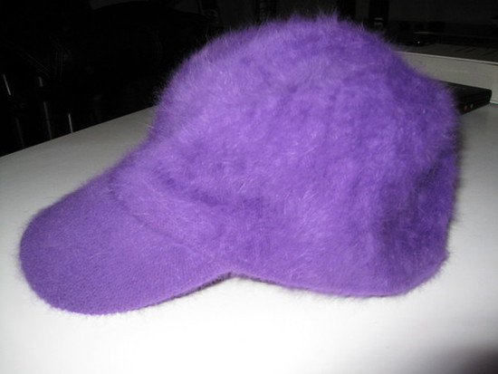 Pūkuota violetinė kepurytė su snapeliu