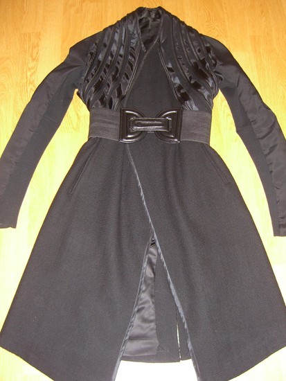Iskirtinis juodas paltukas su silkinemis klostemis