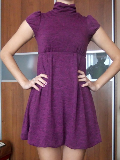 Violetinė,trumpa suknelė.