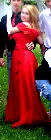 Stulbinanti ilga raudona suknelė