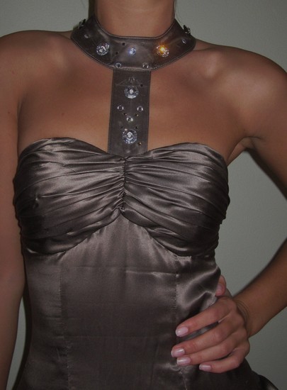 Tikro šilko suknelė, puošta „Swarovski” kristalais