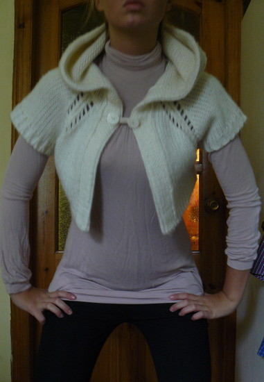 Baltas pusinis megztinis 