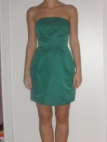 Parduodu žalią išeiginę trumpą suknelę.