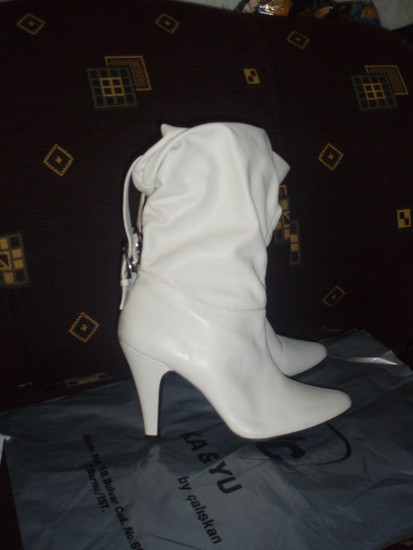 Balti odiniai batai