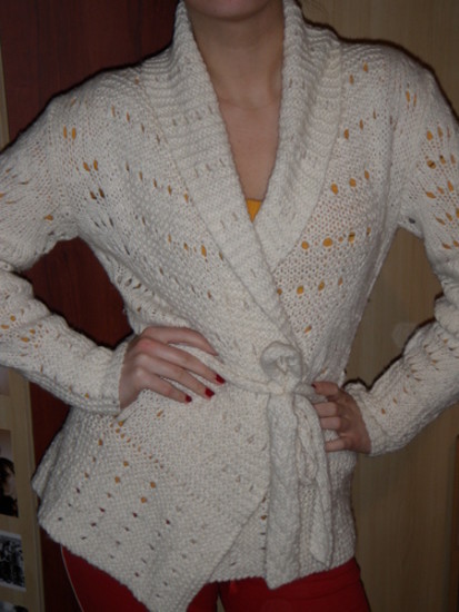 baltas surisams megztinis