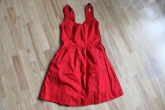 Raudona suknutė