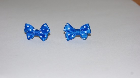mėlyni auskariukai kaspinėliai
