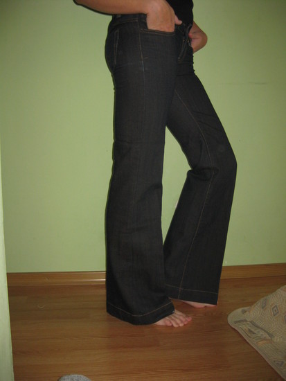 Platėjančios stilingos kelnės-džinsai