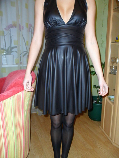 Kokteilinė juoda suknelė