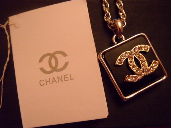 Prabangus Chanel pakabukas su grandinele.