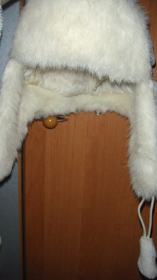 Balta žiemine kepurė 