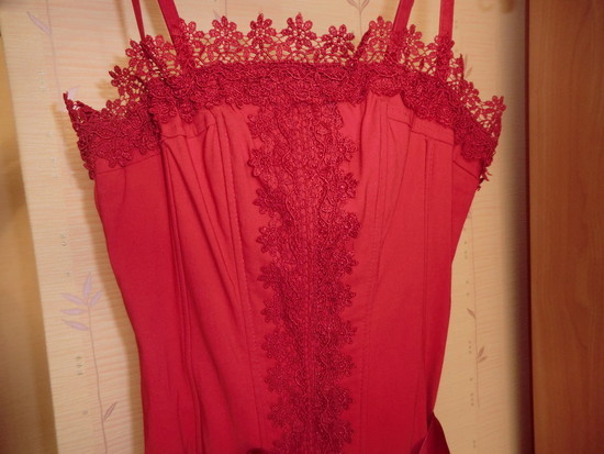 Raudona puošni suknutė