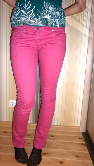 rožiniai džinsai