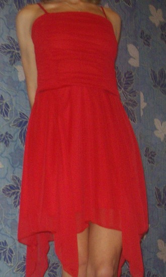Raudona balinė suknelė