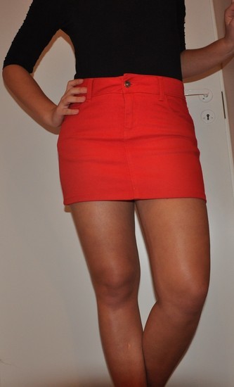 Raudonas mini sijonas