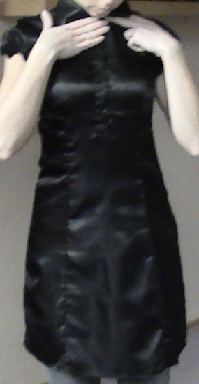blizgi juoda atlasine suknele