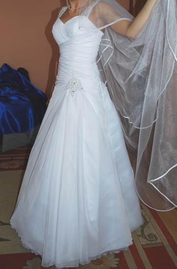 Vestuvinė suknelė, kailinukai ir bateliai