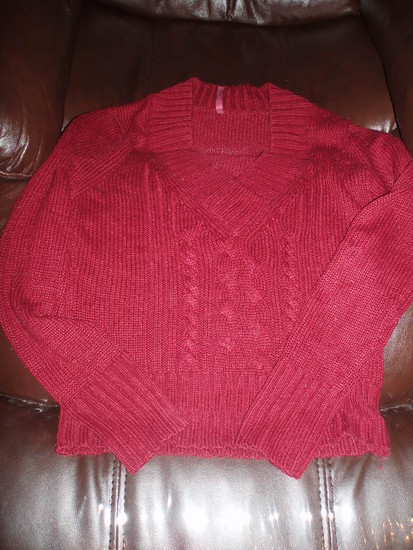 Bordovos spalvos megztinukas