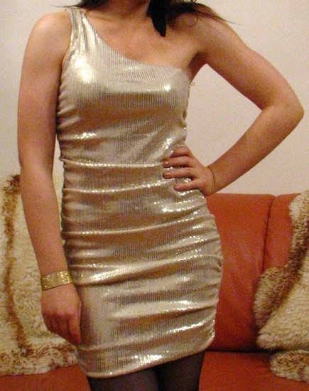 Žėrinti auksinė suknelė