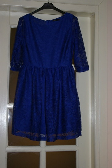 Mėlyna neriniuota suknelė
