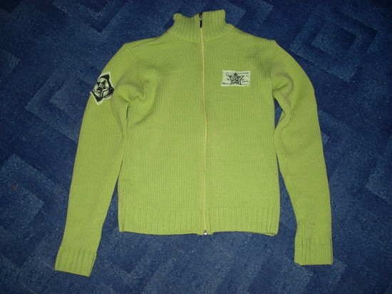 Žalias užsegamas megztinis