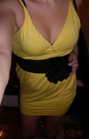 Geltona trumpa suknelė