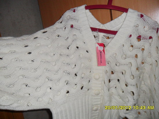 naujas, baltas megztinis