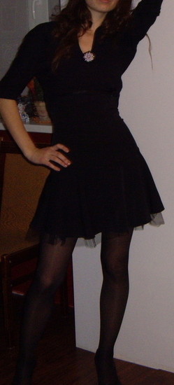 juoda trumpa suknelė