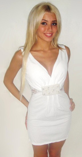 Balta suknelė su nertiniais liemens srityje
