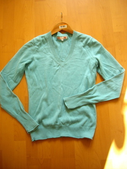Šviesiai mėlynos spalvos megztinis