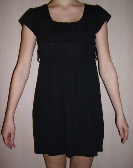 Moteriška juoda suknelė