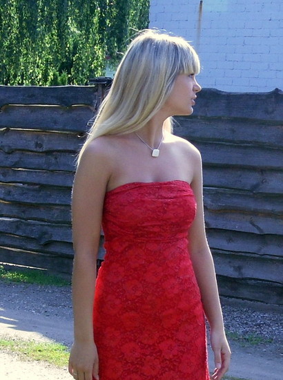 Raudona Suknelė be petnešėlių