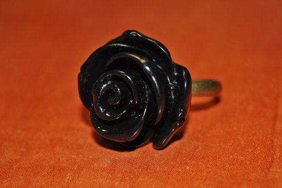 Žiedas su juoda rože