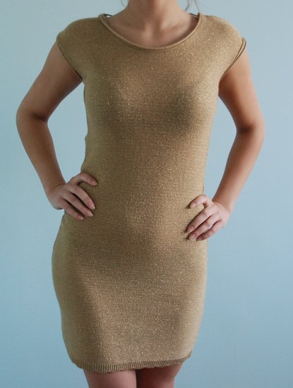 Plono mezgimo auksinės spalvos suknelė