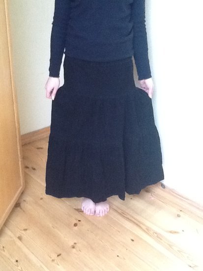 Juodas ilgas gotiškas zomšinis sijonas