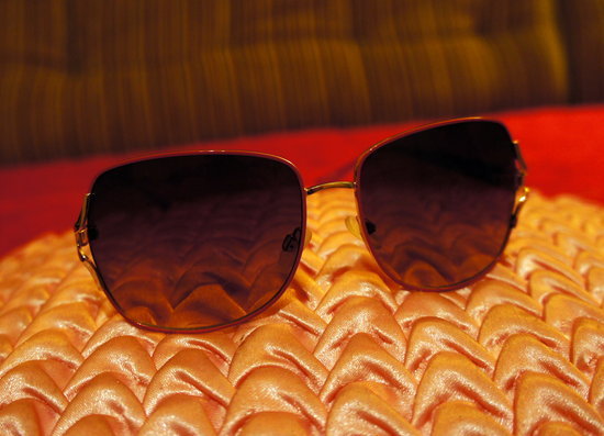 saules akiniai raudonais remais