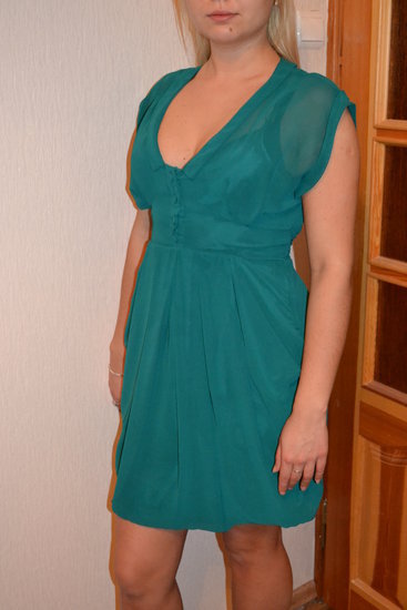 žalia kokteilinė suknelė 