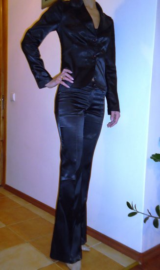 juodas klasikinis kostiumėlis