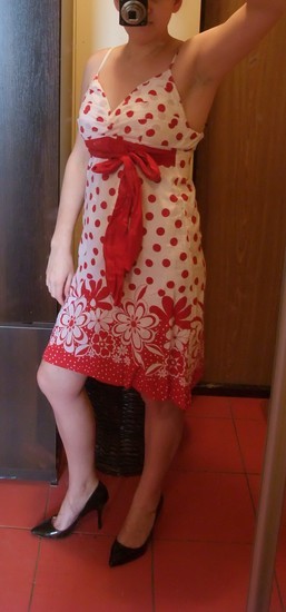 Vasarinė balta raudona suknelė